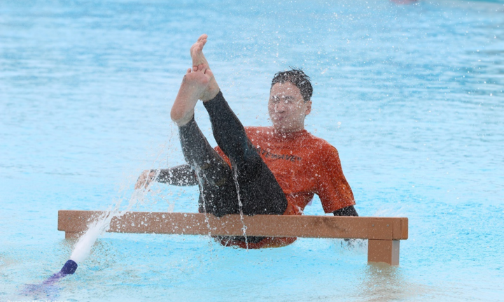 Lan Ngọc, Ngô Kiến Huy liên tục ngã xuống hồ do bị vòi rồng phun nước vào mặt