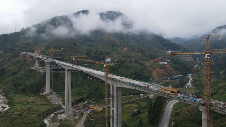 Video: Ngắm cầu cạn có trụ cao nhất Việt Nam sắp hoàn thành