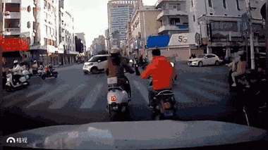 Video: Trâu 'điên' húc văng cô gái đi xe máy, lao vào nhà hàng ở Trung Quốc