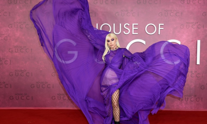 Màn tung váy ấn tượng của Lady Gaga tại buổi công chiếu phim