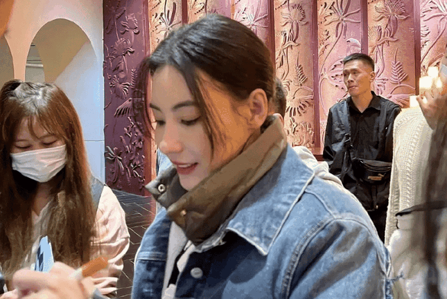 Trương Bá Chi gây sốt với nhan sắc đời thực tuổi 41 