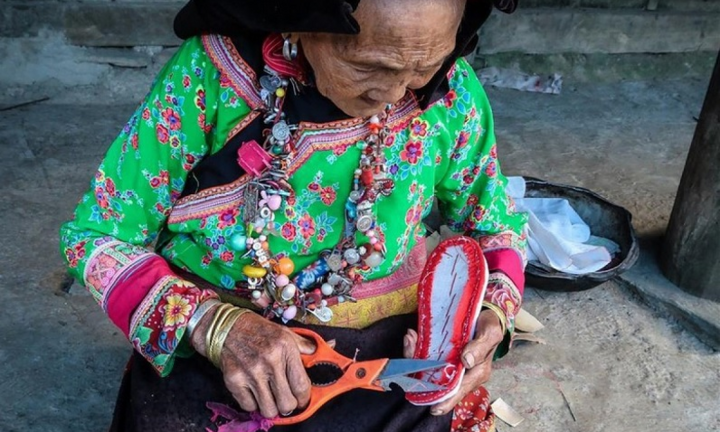 Nghề làm giày thêu của người Xạ Phang được công nhận di sản văn hóa phi vật thể