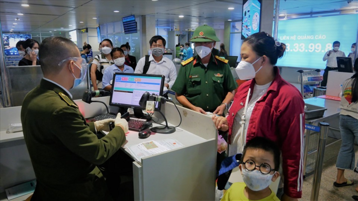 Ảnh: Sân bay Tân Sơn Nhất lấy lại không khí nhộn nhịp sau 1 tháng mở cửa