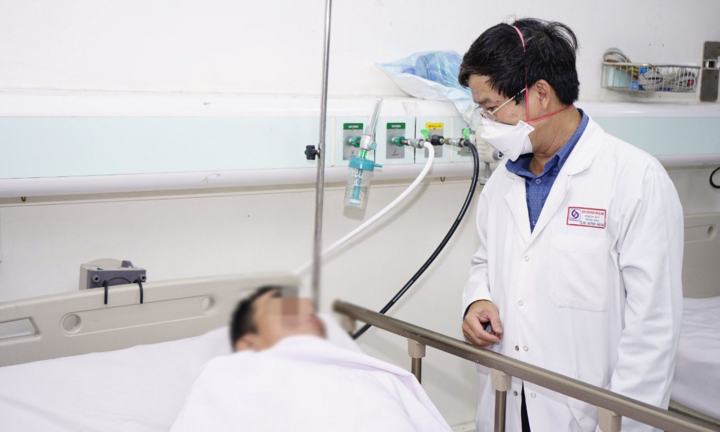 Người đàn ông ở TP.HCM ngủ li bì suốt 2 ngày sau khi uống rượu chứa Methanol