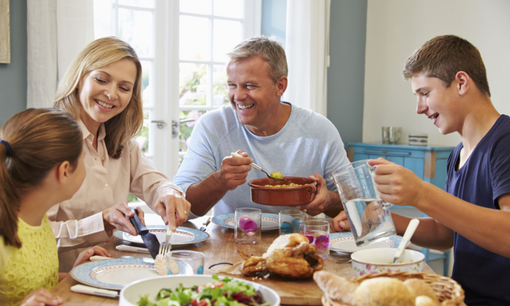 Vì sao cha mẹ nên dùng bữa cùng con?