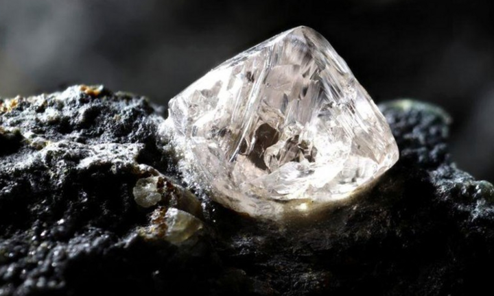  Viên kim cương nằm sâu lòng Trái đất chứa khoáng chất chưa từng thấy 