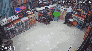 Video: Xe máy lao vào cửa hàng, người phụ nữ mang thai may mắn thoát nạn