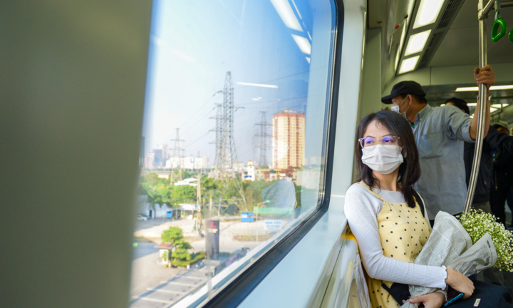 Ảnh: Tàu điện trên cao Cát Linh - Hà Đông 'hút' giới trẻ dịp cuối tuần