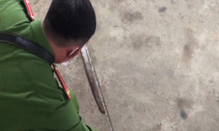 Cãi nhau với cha, 'ma men' phóng dao khiến cháu bé 4 tuổi thiệt mạng