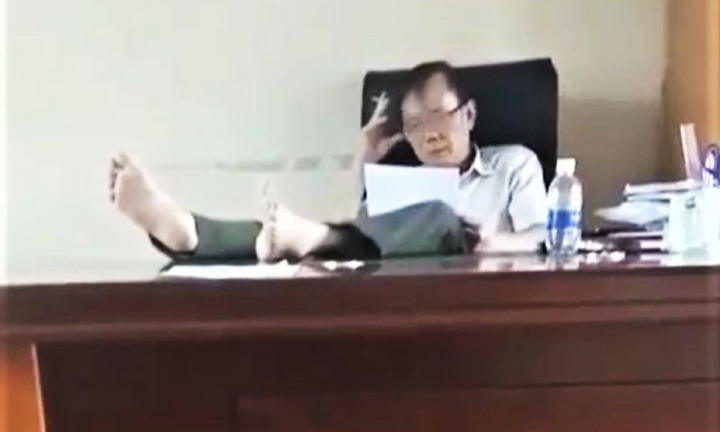 Đình chỉ cán bộ gác chân lên bàn, quy định nào?