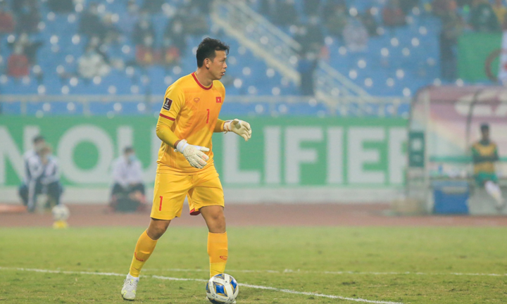 Ảnh: Tấn Trường muốn lên tấn công, HLV Park Hang Seo xua tay từ chối