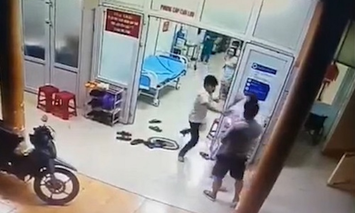 Video: Người nhà bệnh nhân đe dọa, đánh tới tấp nhân viên y tế tại Đắk Nông