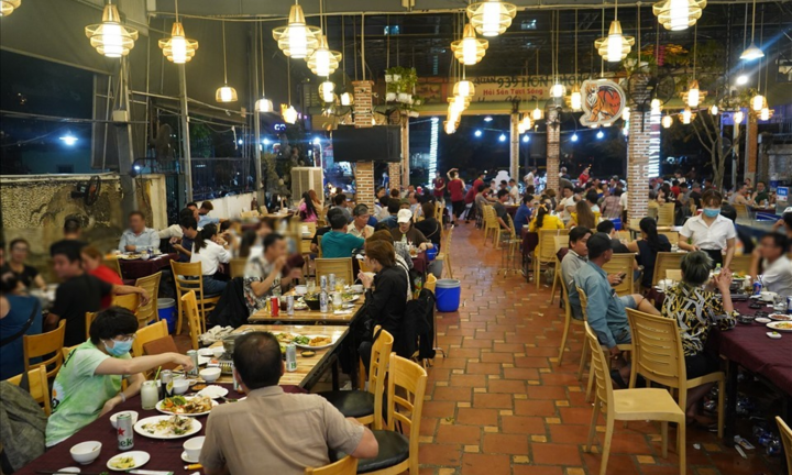 TP.HCM: Cửa hàng ăn uống được mở đến 22h, mở rộng thí điểm bán bia rượu