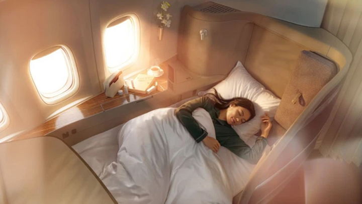 Sự thật gây chạnh lòng về lý do khoang hạng nhất máy bay luôn kéo rèm
