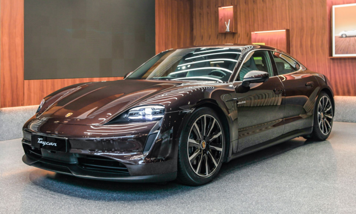 Cận cảnh Porsche Taycan trang bị bộ mâm 300 triệu đồng tại Việt Nam