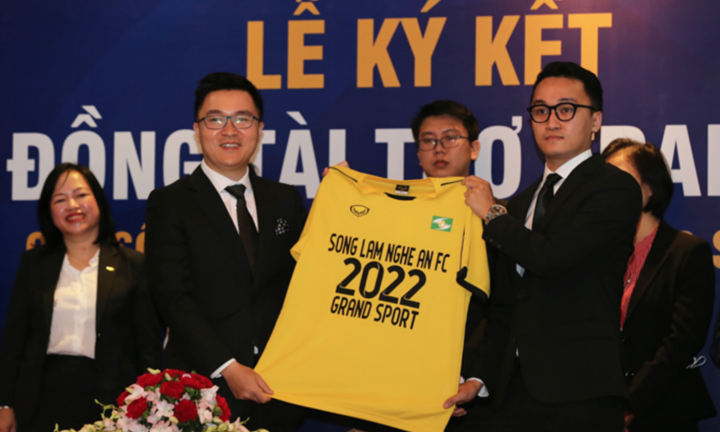 Grand Sport và SLNA ký thỏa thuận tài trợ trang phục ở V-League 2022