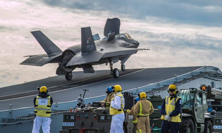 Tiêm kích tàng hình Anh đâm xuống biển sau khi cất cánh từ tàu sân bay