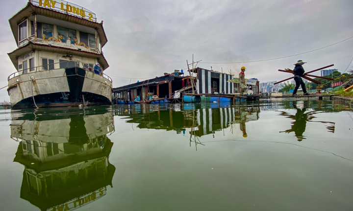 Ảnh: Tháo dỡ du thuyền tiền tỷ bỏ hoang nhiều năm ở Hồ Tây