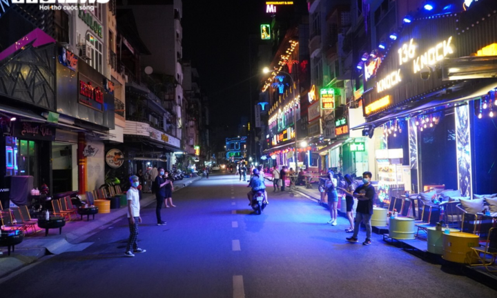 Ngày đầu mở cửa trở lại, quán bar ở TP.HCM chỉ lác đác vài khách