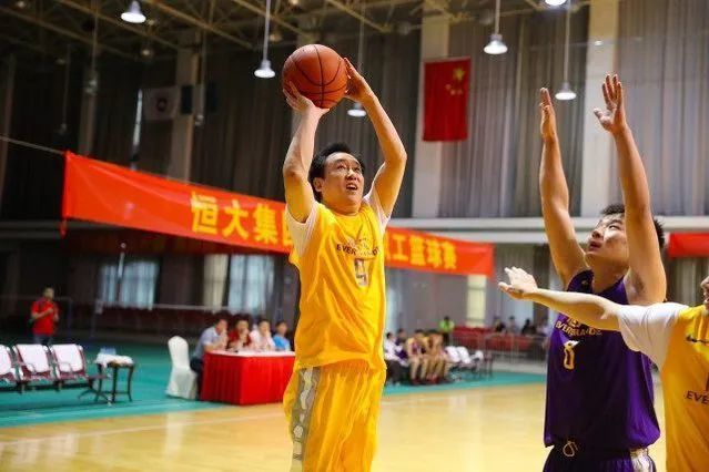 Sếp Trung Quốc được nhân viên cung phụng, dư luận tỏ ra 'khó coi'