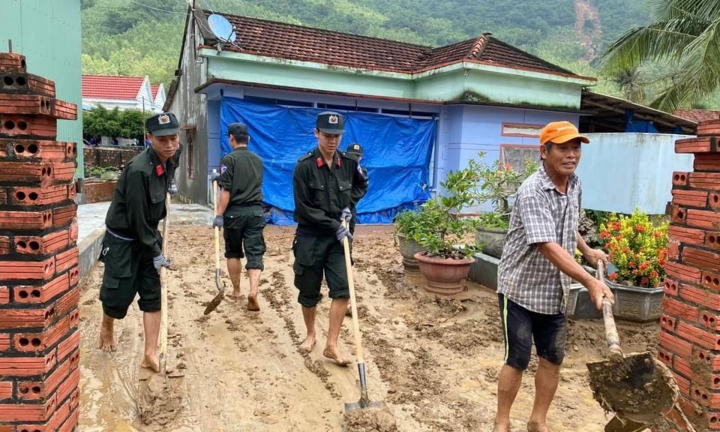 Công an tỉnh Bình Định giúp dân dọn dẹp sau hai trận núi Cấm sạt lở kinh hoàng