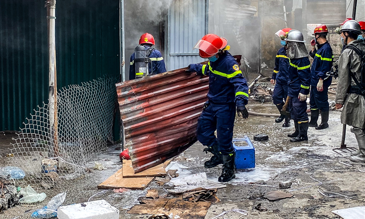 Hà Nội: Cháy kho chứa điều hòa trong chợ Kim Lũ, tiểu thương bê đồ tháo chạy