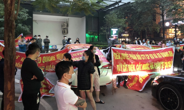 Hà Nội: Cư dân chung cư Stellar Garden bị cắt nước, chặn xe gây náo loạn