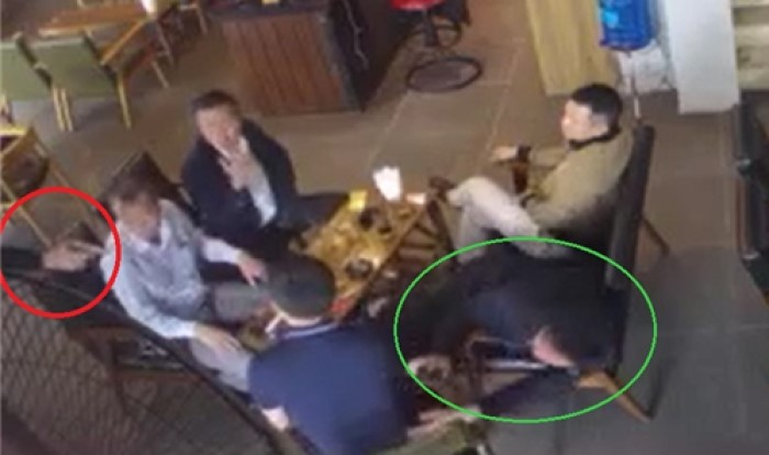 Khoảnh khắc kẻ lạ mặt bắn giám đốc công ty bất động sản tại quán cà phê 