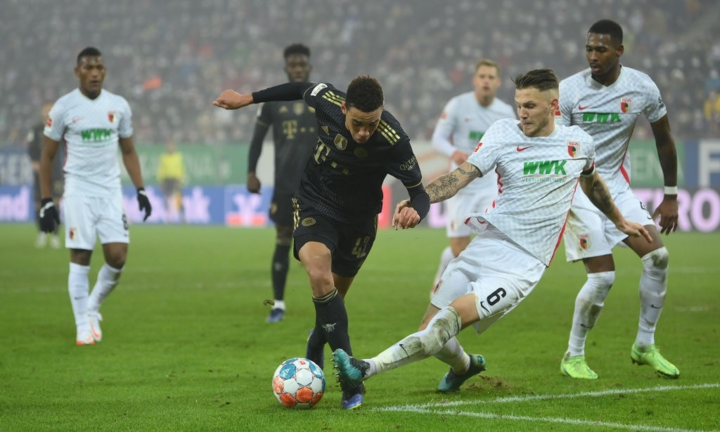 Video: Bayern Munich thua sốc đối thủ đua trụ hạng