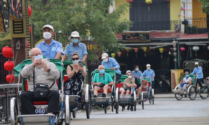 Ảnh: Phố cổ Hội An đón đoàn khách quốc tế đầu tiên sau 2 năm