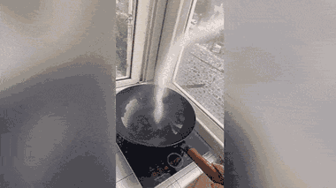 Video: Kỳ lạ khói hình lốc xoáy bốc lên khi người phụ nữ đun nóng dầu ăn