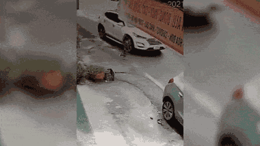 Mẹ lái ô tô bất cẩn, cán trúng con trai 4 tuổi