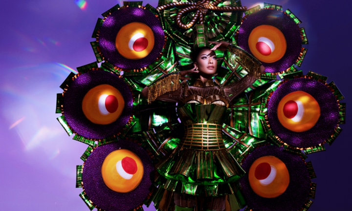 Nhà thiết kế kể chuyện làm bộ váy bánh tét cho Kim Duyên thi Miss Universe