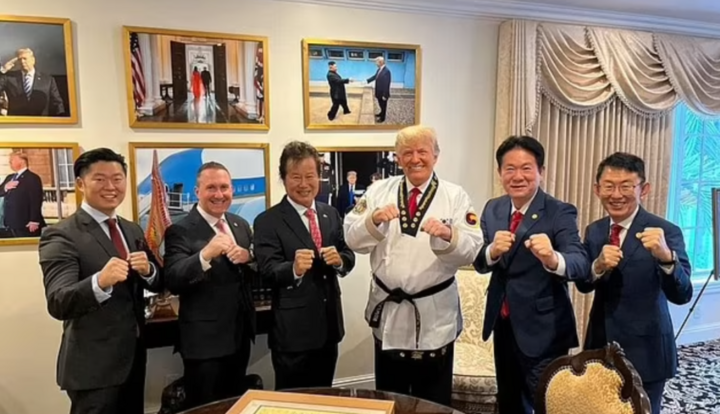 Ông Trump nhận huyền đai cửu đẳng Taekwondo