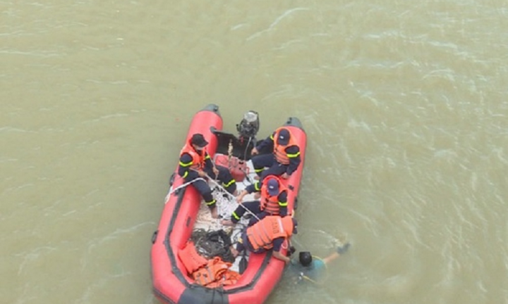 Cãi nhau với bạn gái, thanh niên 16 tuổi nghi nhảy cầu tự tử