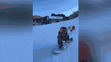 Video: Bé gái 11 tháng tuổi trượt tuyết như vận động viên