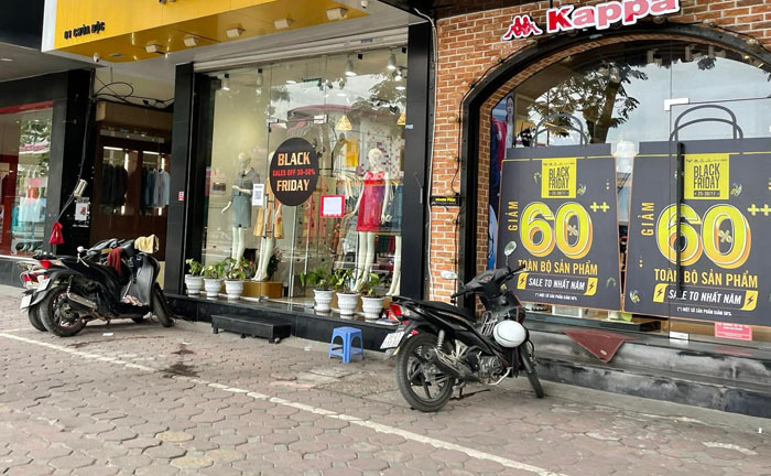 Trước Black Friday, phố thời trang ở Hà Nội đìu hiu khách dù giảm giá 80%
