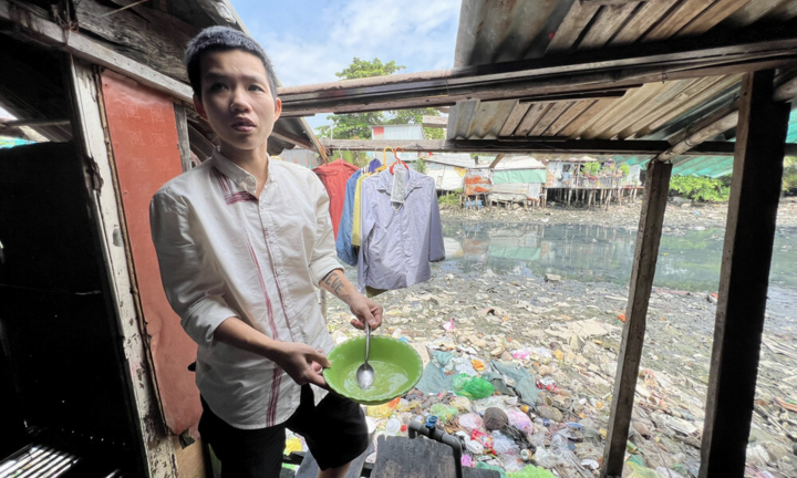 Ảnh: Cuộc sống của người dân bên con rạch ngập rác, ô nhiễm nhất TP.HCM