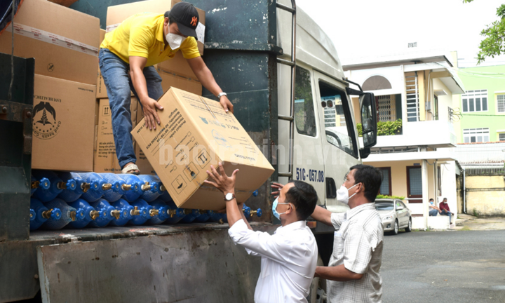 Trà Vinh tiếp nhận bình oxy, thuốc và thực phẩm hỗ trợ chống dịch COVID-19