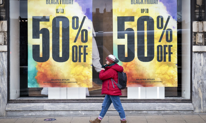 Black Friday mùa dịch: Đường phố vắng tanh, dân mạng săn giảm giá sập cả web