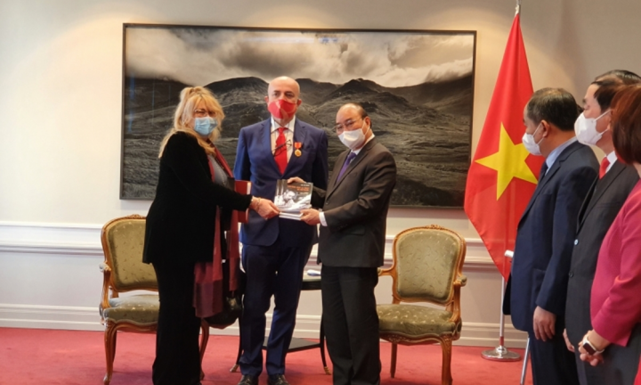 Chủ tịch nước xúc động nhận cuốn sách về Bác Hồ từ một dịch giả Italia