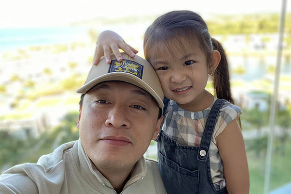 Những khoảnh khắc đáng yêu của Lam Trường bên con gái 4 tuổi 