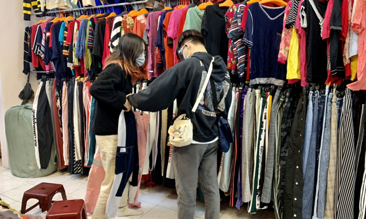 Những lưu ý người tiêu dùng cần biết khi mua quần áo 'secondhand' đầu mùa