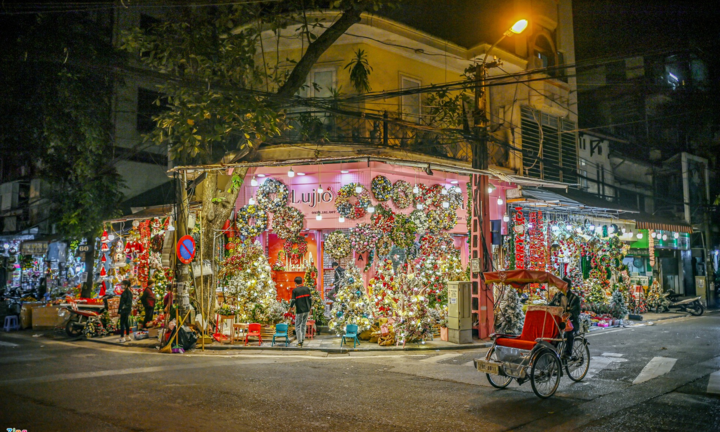 Cây thông 12 triệu đồng trên phố đồ chơi Noel Hà Nội