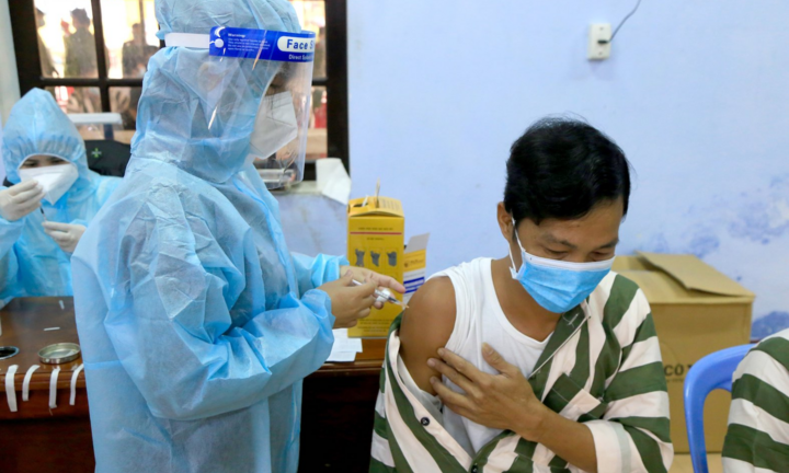 Tiêm vaccine phòng COVID-19 cho hàng trăm phạm nhân ở Thừa Thiên - Huế