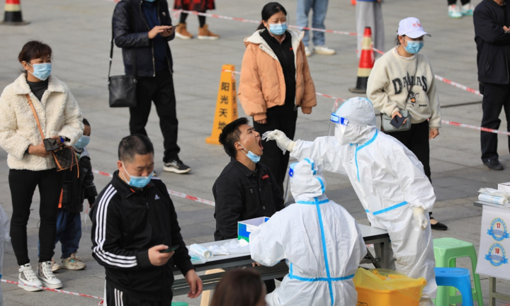 Cả thế giới đề phòng Omicron, riêng Trung Quốc chỉ lặng lẽ quan sát?