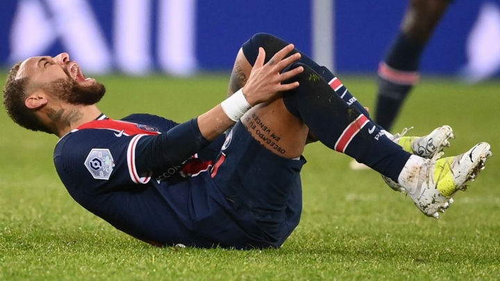 Chấn thương nặng, Neymar bật khóc rời sân