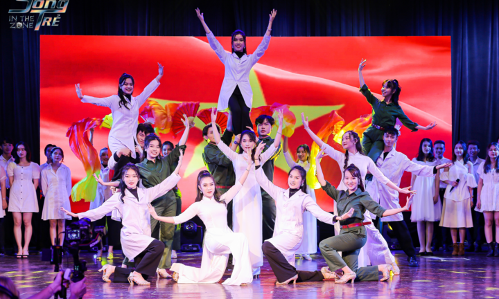 Văn Mai Hương cùng sinh viên báo chí thắp sáng đêm nhạc hội Sóng Trẻ Festival