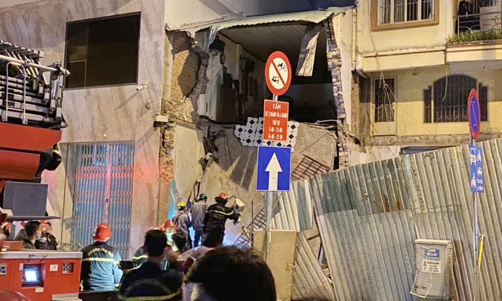 Sập nhà ở TP.HCM, 3 người bị mắc kẹt