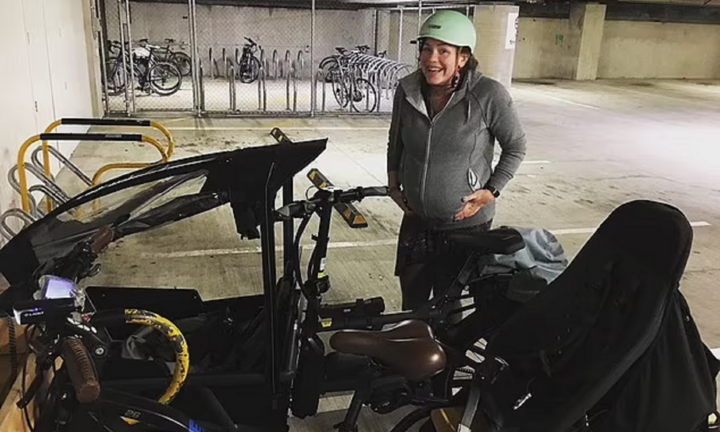 Nữ chính trị gia tự đạp xe đi đẻ lúc 2 giờ sáng